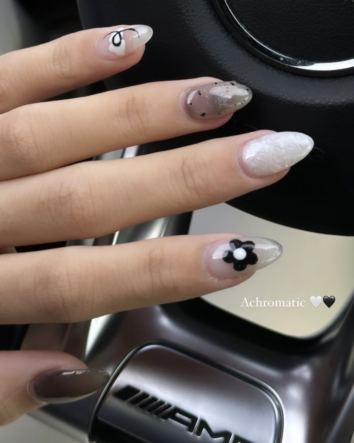 **Trendy in 2023** Black & White Daisy