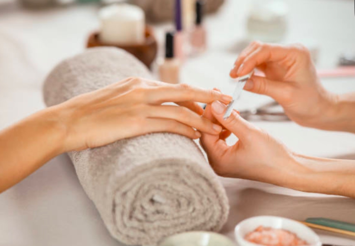 SPA MANICURE ( Gel/ Shiny buff with 5 mins massage included)