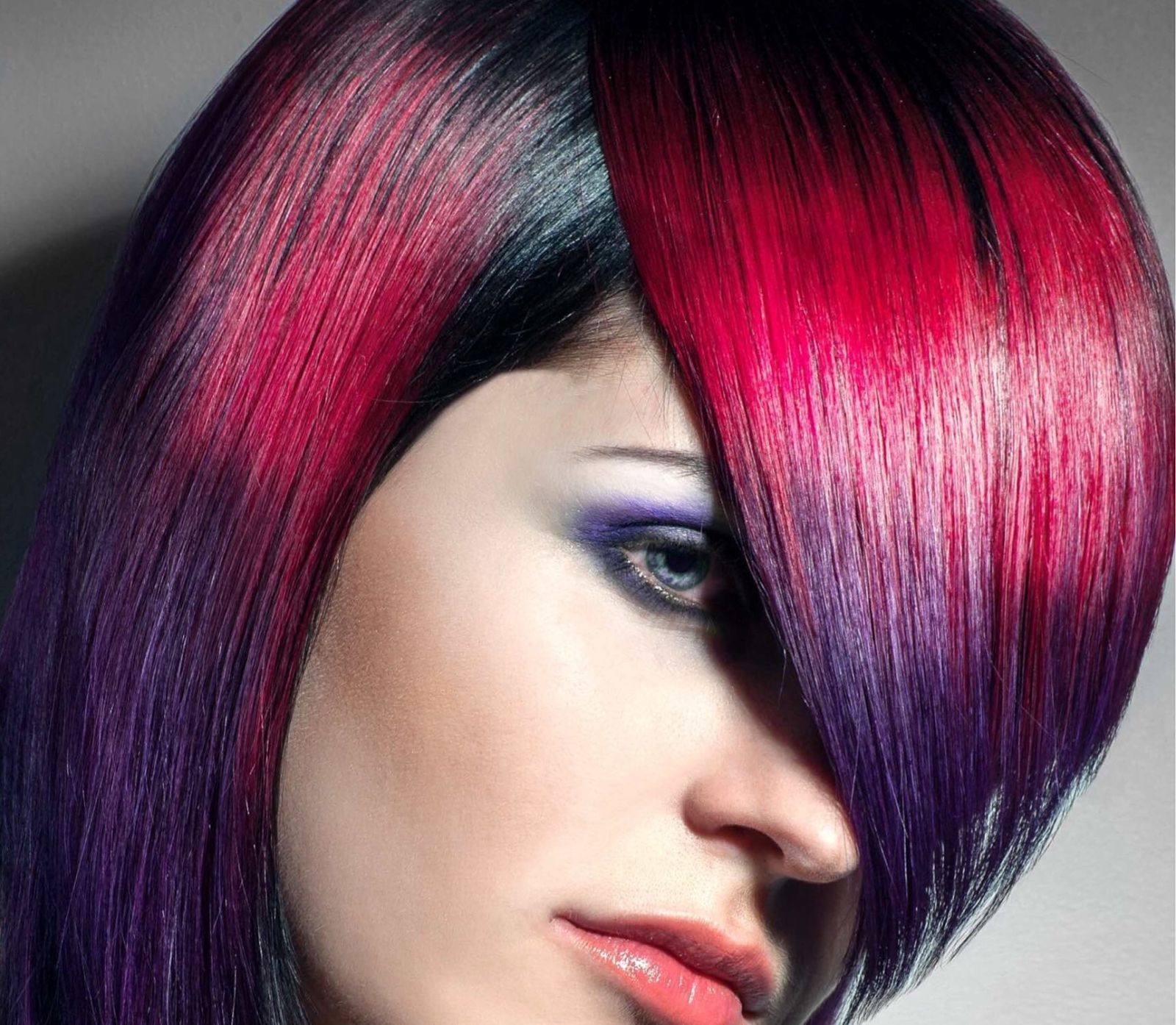 Окрашивание волос в два цвета. Блочное окрашивание контраст. Двухцветное окрашивание волос 21 века. Способы декоративной окраски волос. Креативное окрашивание волос сочетание синего с красным.